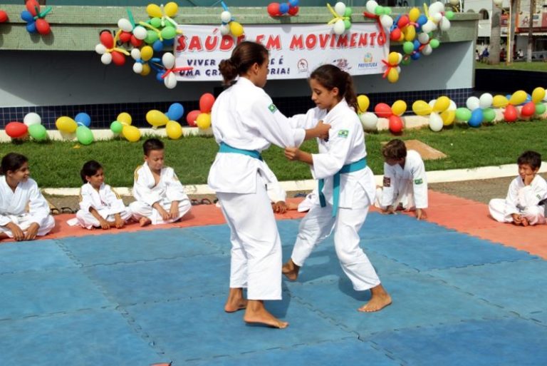 Foto: Alunos da Escolinha de Judô do município, durante apresentação na Praça da Bandeira Com. “Jorge Tanaka”, no último sábado (06)
