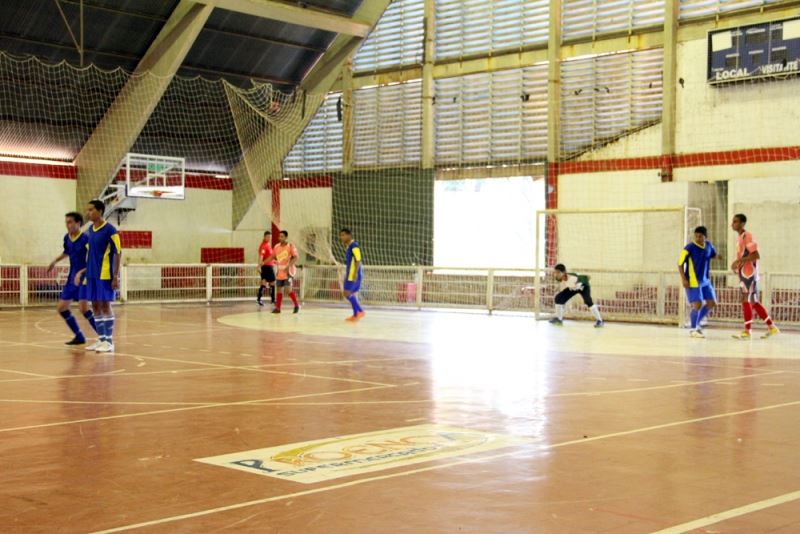 Foto: Lance da partida que consagrou a Equipe do Cartório, campeã do Campeonato Comercial de Futsal 2012
