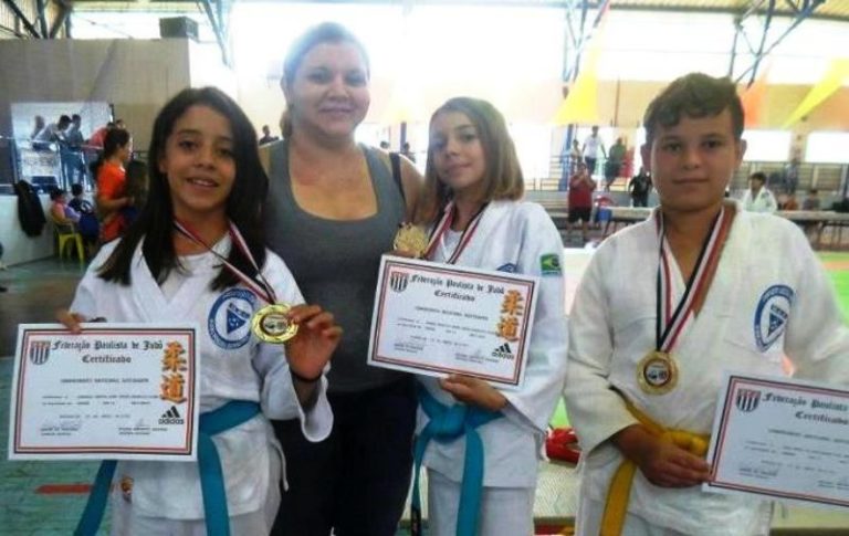 Foto: Atletas de Pereira Barreto que participaram do Campeonato Regional da Federação Paulista de Judô no último domingo (14), na cidade de Birigui-SP