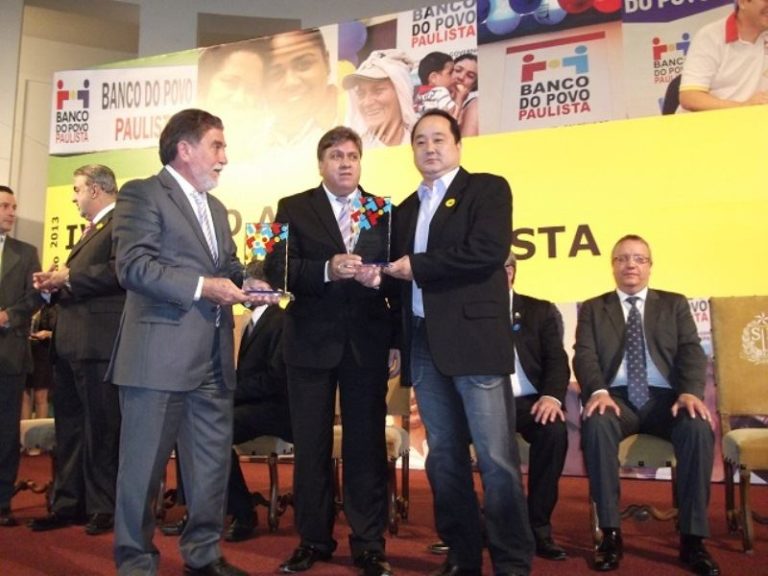 Carlos Ortiz, Secretário de Estado do Emprego, Antônio Mendonça, diretor-executivo do BPP e Arnaldo Takeshi Tachibana, Agente de Crédito do Banco do Povo Municipal, recebendo o Troféu da segunda melhor Agência do Estado