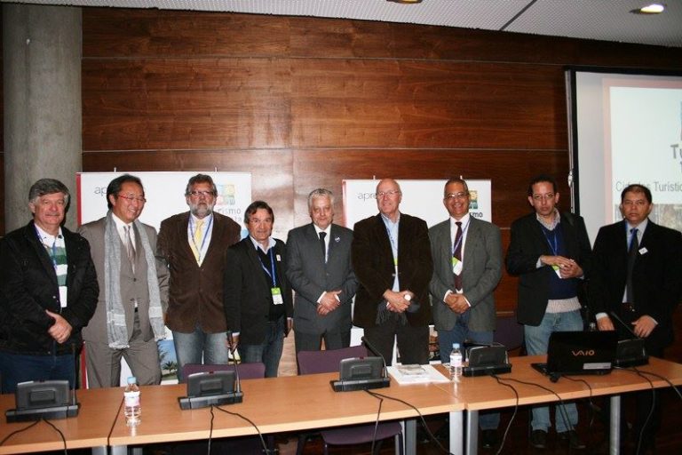 Foto: Prefeito Arnaldo Enomoto com os Prefeitos das Estâncias Paulistas, que participaram da BTL – Feira Internacional de Lisboa 2013