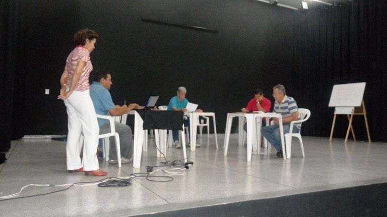 Foto: Maria Lucia de Freitas Sossolote durante a realização da triagem que definiu as 28 músicas que serão apresentadas durante o festival deste ano