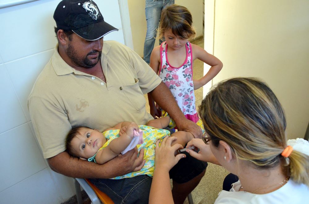 3- Criança recebendo a dose da vacina contra a gripe em UBS do município