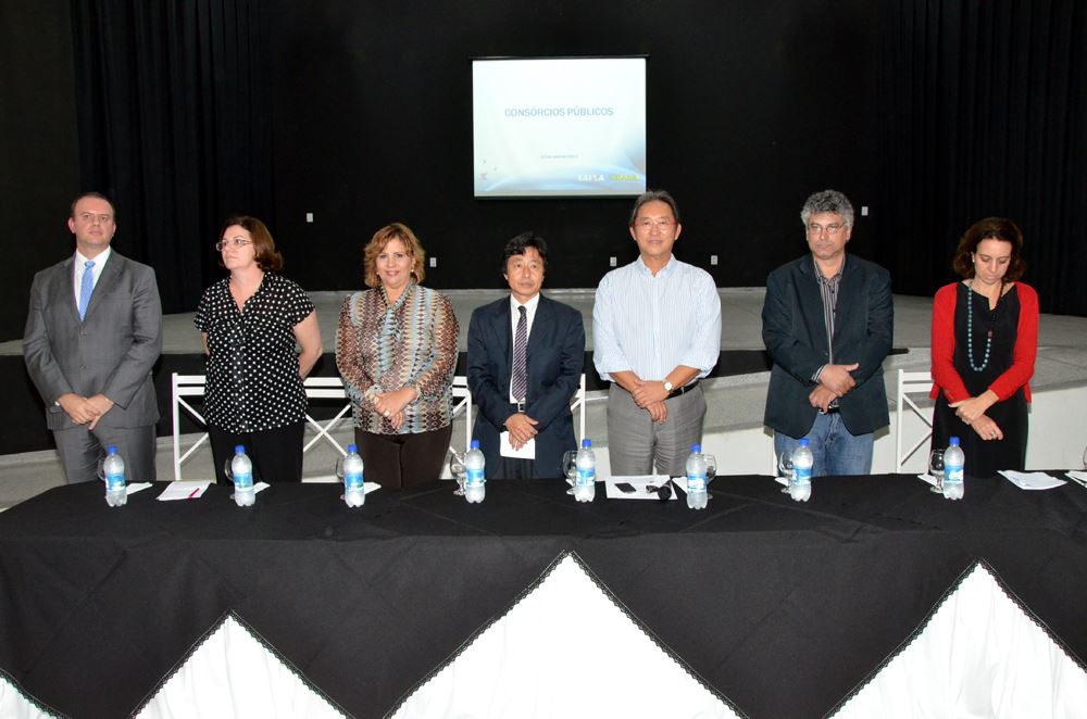 Foto: Composição da Mesa de Honra da Abertura do primeiro encontro de prefeitos da atual diretoria, realizado na última sexta-feira (12), em Pereira Barreto-SP