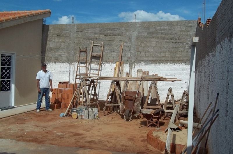 O mutuário da CDHU, Elízio Coqueiro de Oliveira, mostra o local que será construído uma edícula nos fundos de sua residência 