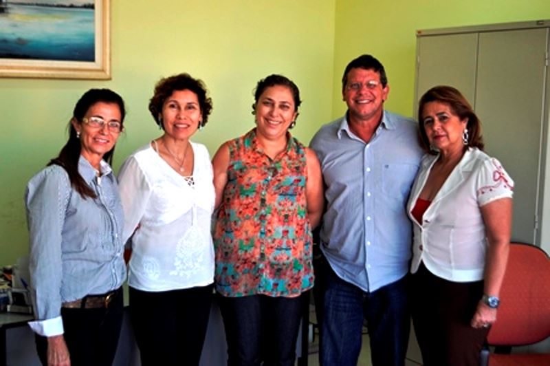 A foto destaca os participantes da reunião realizada na cidade de Santa Fé do Sul