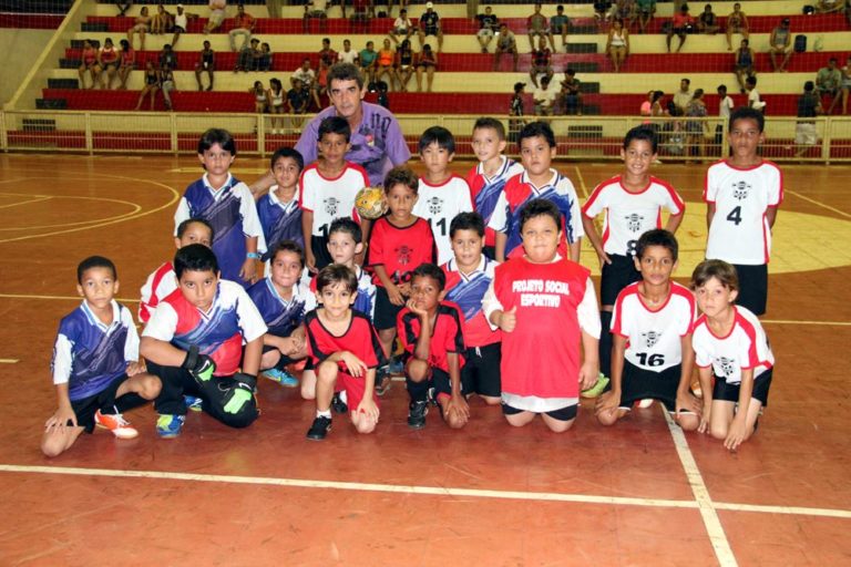 Foto: Alunos da escolinha de futebol menor do município