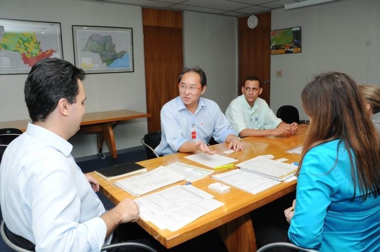 Foto: Prefeito Arnaldo Enomoto, assinou um convênio no valor de R$ 360 mil para aquisição de um trator esteira