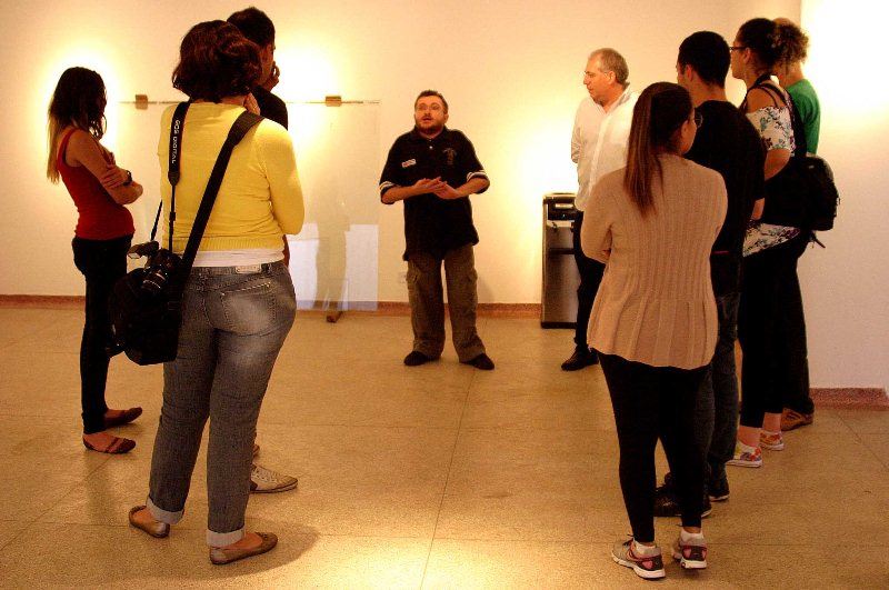 Profissionais observam explicações de diretor de museu na estância de Socorro