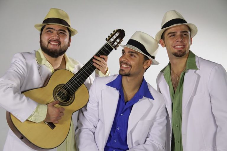 Trio Gato Com fome