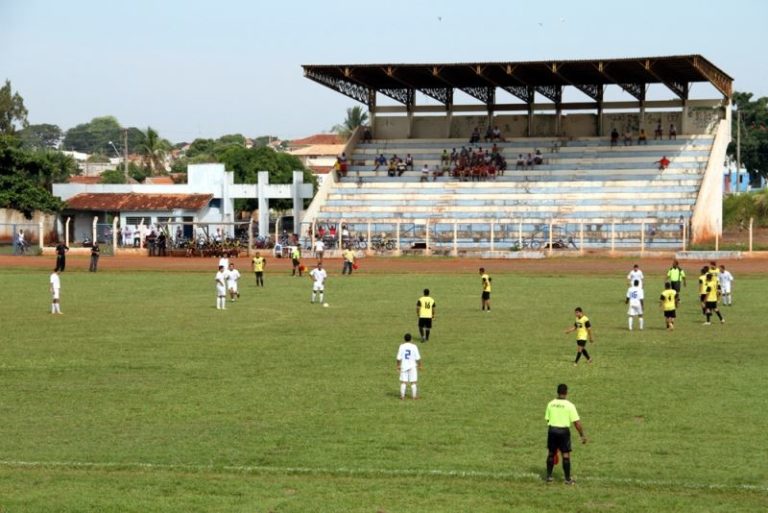 Lance de uma das partidas realizadas pela roda do final de semana, no “Estádio Joaquim Francisco Dias – Sabiá”