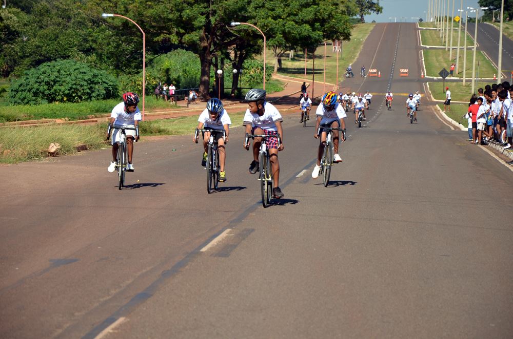 Foto: Ciclistas durante uma das provas da 1ª seletiva regional de ciclismo dos Jogos Escolares do Estado de São Paulo