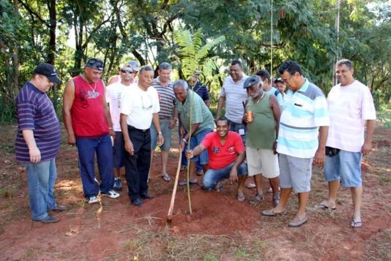 No inicio, organizadores e os participantes fizeram plantio de arvores no local da realização do evento