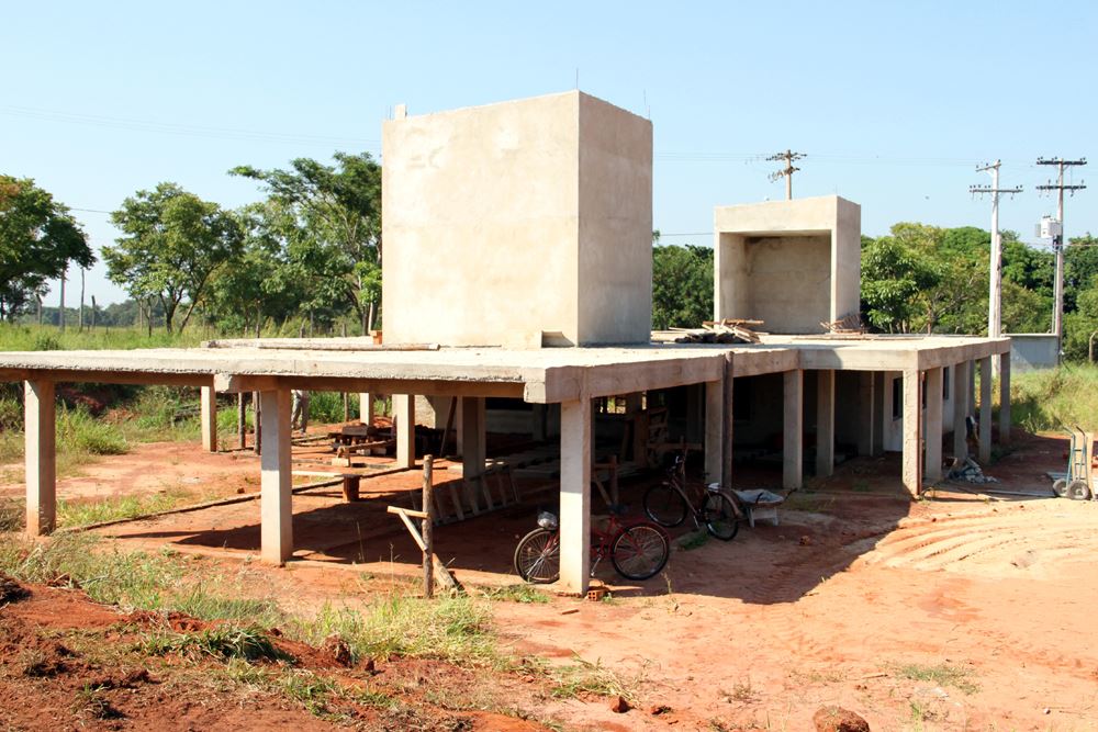 Foto: Palco sendo construído na Praia Municipal Pôr-do-sol