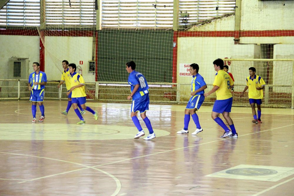 Seis equipes entram em quadra em busca da vitória neste sábado