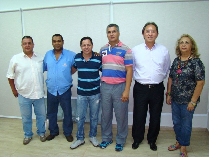 Foto: (Da esquerda pra direita) Vereadores: Soro e Fí Mecânico, Marcos Alves Pereira, Vereador Professor Duno, Prefeito Arnaldo Enomoto e a Vereadora Eli Milanezi