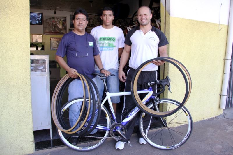 Foto: Técnico da equipe de ciclismo de Pereira Barreto, Martins Rodrigues de Albuquerque, recebendo do responsável pelo Departamento Municipal de Ciclismo, André Prevital de Souza, equipamentos de ciclismo