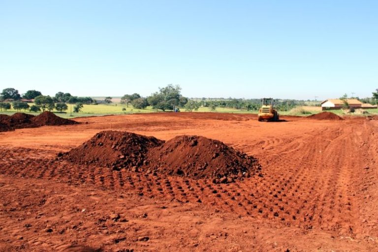 Foto: Terreno sendo preparado para receber o prédio da Creche Escola