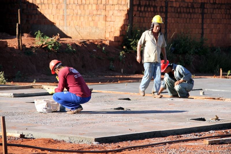 Foto: Operários trabalhando na construção das 361 residências do Conjunto Habitacional Pereira Barreto “G” 