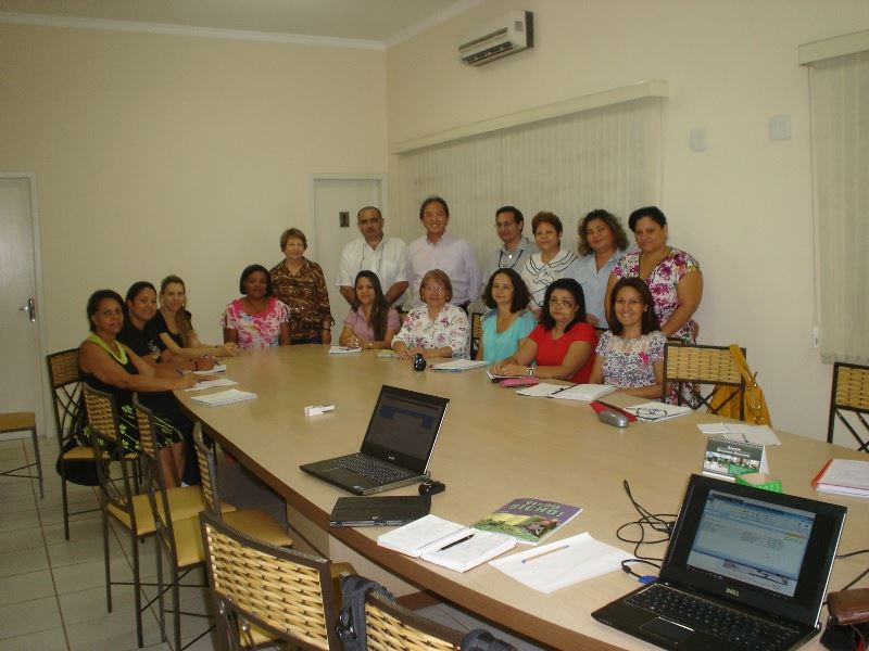 Foto: Prefeito Municipal, Arnaldo Shigueyuki Enomoto, Alexandre Mattioli, especialista do ensino fundamental da Pearson do Brasil, o Prof. Luiz Carlos Medeiros e a coordenadora Fernanda, ambos representantes do Name e a equipe de Professores e Gestores da Educação Municipal