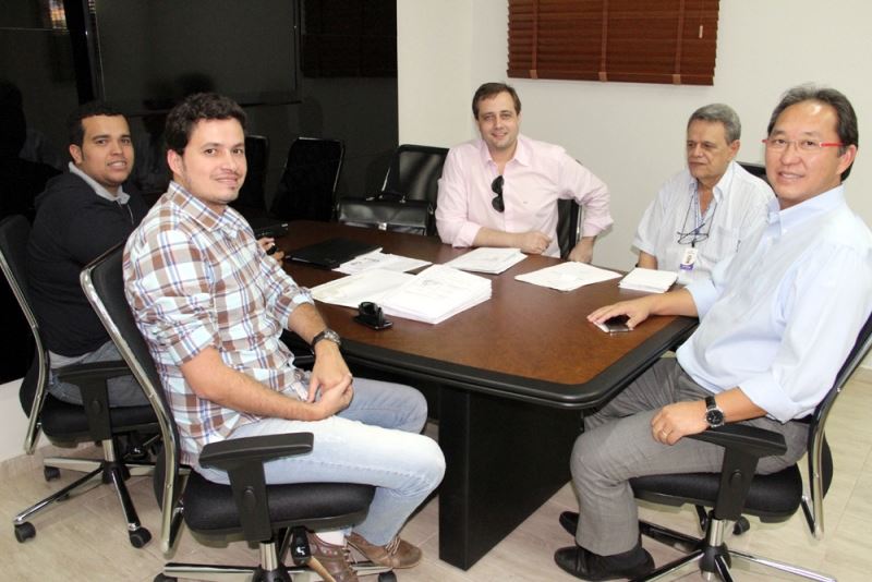 Foto: Prefeito Arnaldo Enomoto e o Secretário Municipal dos negócios da Fazenda José Carlos Fernandes, com os representantes do Grupo Tecnobens