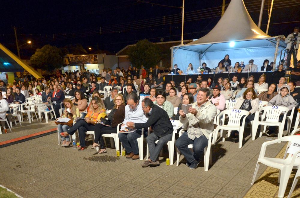 Foto: Vista parcial do público presente na primeira noite do festival