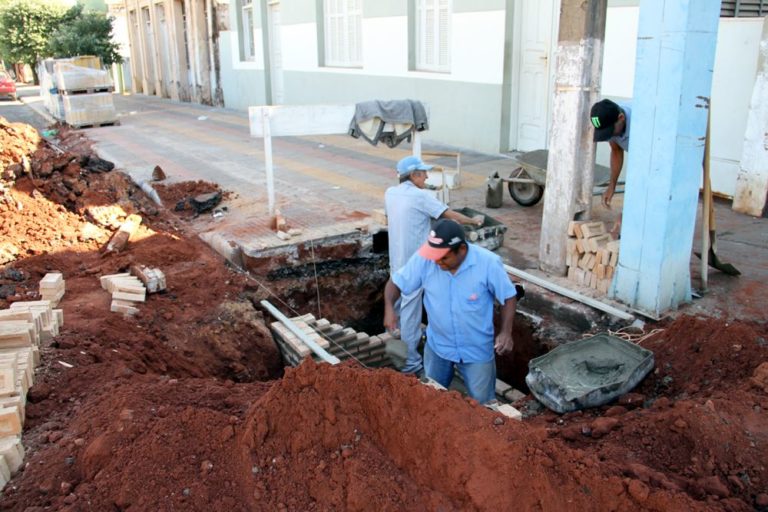 Foto: Boca-de-lobo, também chamadas de caixas de ralo, sendo construída, no final da Avenida Brasil