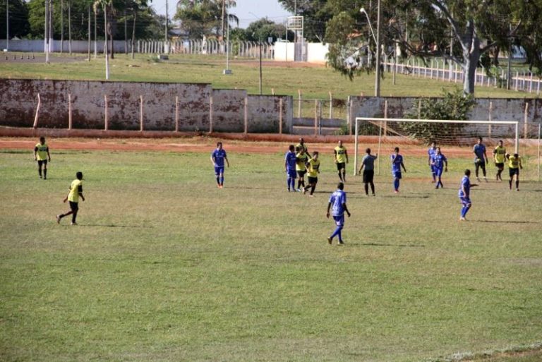 Lance de um dos jogos da sétima rodada do Campeonato Municipal de Futebol Amador