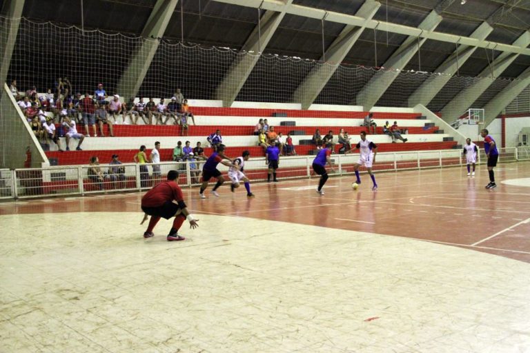 Lance de um jogo de ontem do Campeonato Comercial