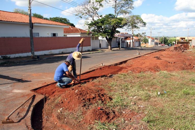 Guias e sarjetas sendo construidas na rua Luiza Canevari