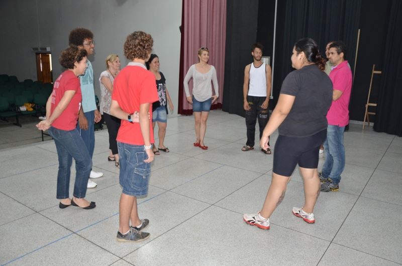 No curso, Djalma ensina os atores a técnica Meisner, aos alunos
