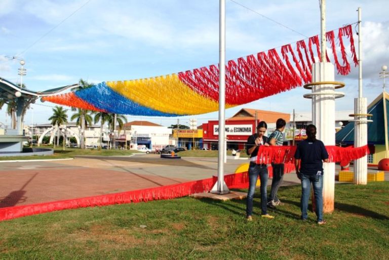 Foto: Funcionários da Prefeitura Municipal, trabalhando na decoração do local