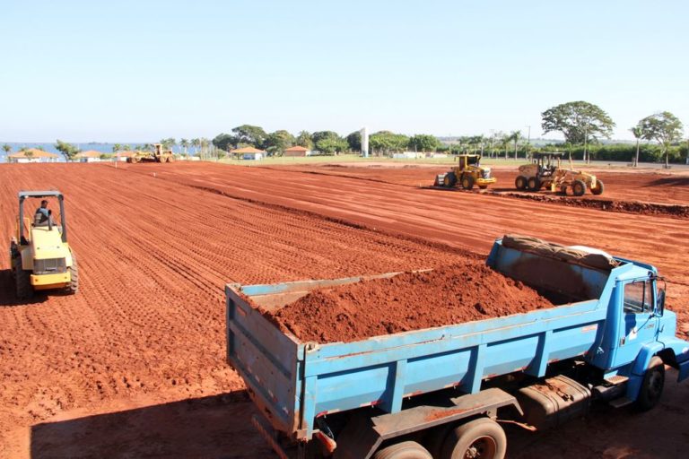 Foto: Terreno na Praia Municipal Pôr-do-sol que está recebendo os serviços de terraplanagem