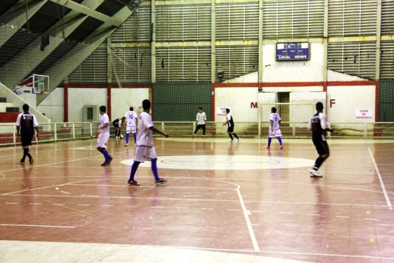 Foto: Lance do jogo entre Prefeitura e Usina Indústria, na noite de quinta-feira