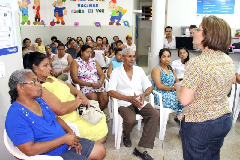Foto: Secretária de Saúde, Carmem Silvia G. Paiva, conversando com a população, na terceira Pré-conferência realizada no município