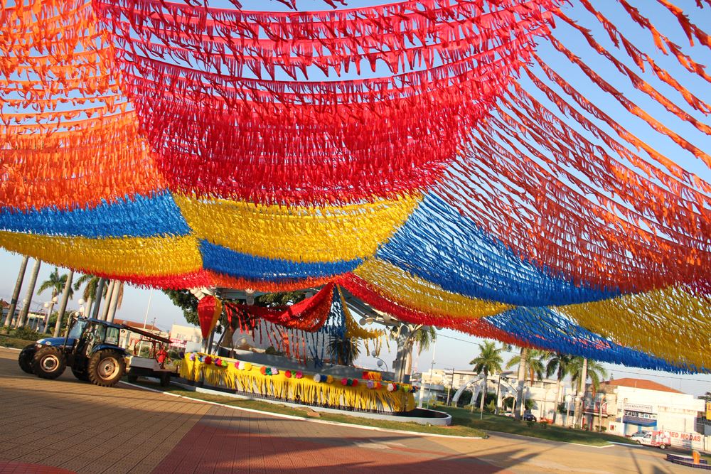 Foto: Praça da Bandeira “Com. Jorge Tanaka”, sendo decorada para o 8º Juninão