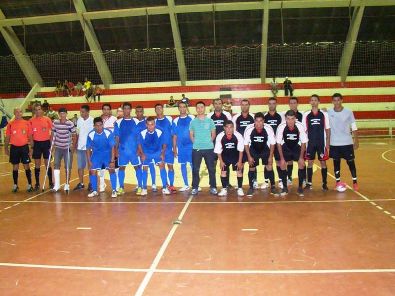 A foto destaca as equipes Oficina e Usina Indústria e os Árbitros da partida que definiu o terceiro e quarto lugar do Campeonato de Futsal Comercial