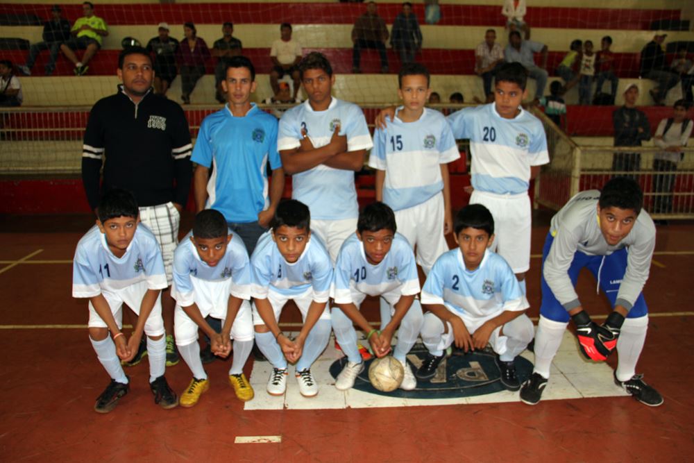 Equipe de Suzanápolis que disputa o Campeonato Aberto de Futsal Menor 