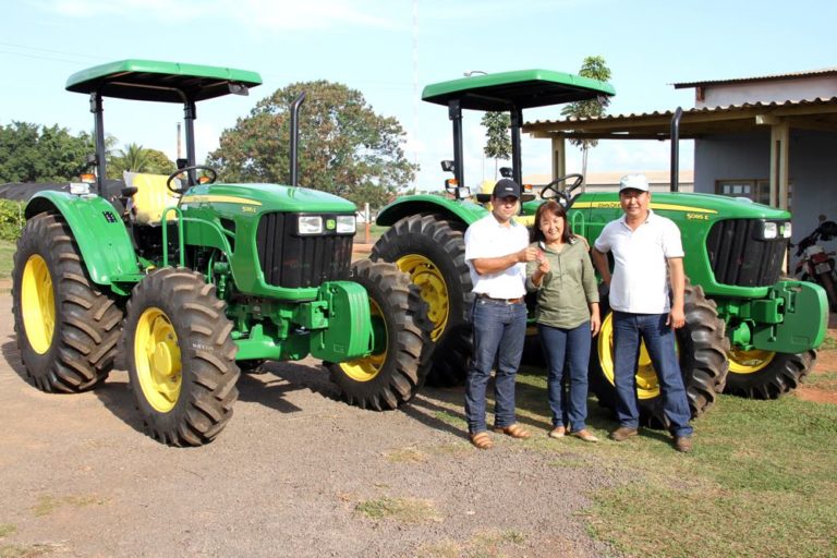 Sandra Yukie Seki Perozim, Secretária Municipal de Agricultura, Abastecimento e Meio Ambiente, recebendo os tratores