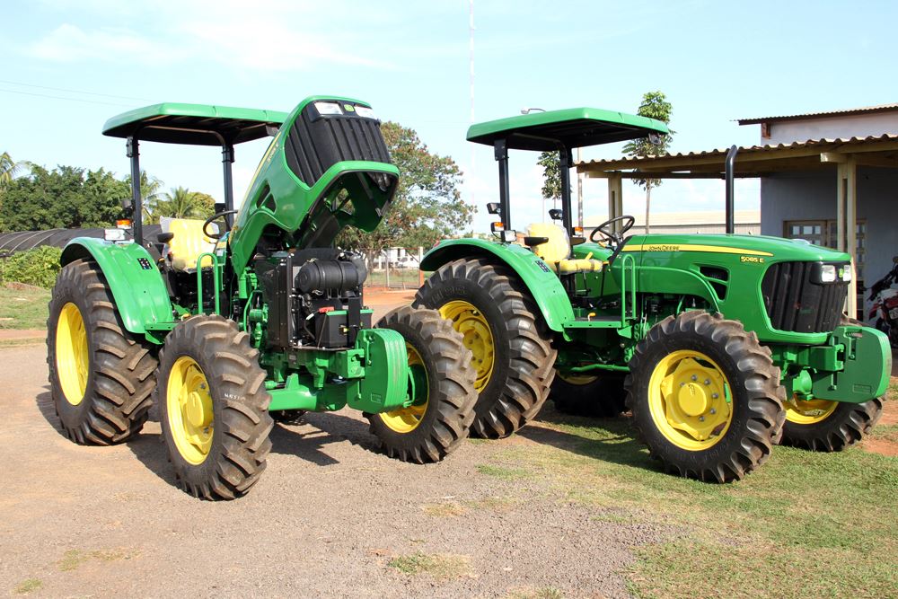 Foto: Dois tratores da marca John Deere, modelo 5085E, que ficarão à disposição da Secretaria Municipal de Agricultura, Abastecimento e Meio-Ambiente