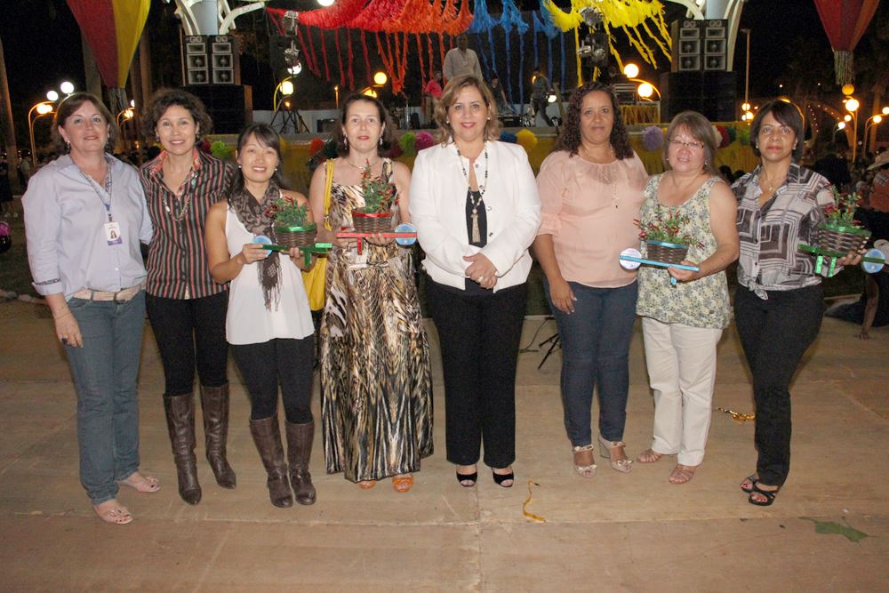 Foto: Representantes das EMEBs, da EEPG Drº Mitsuzada Umetani e da Academia Adriana, recebendo das autoridades homenagem pela participação no Juninão