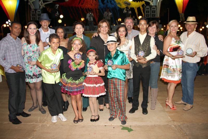 Foto: Autoridades e participantes do Concurso de Dança de Forró, durante a Premiação