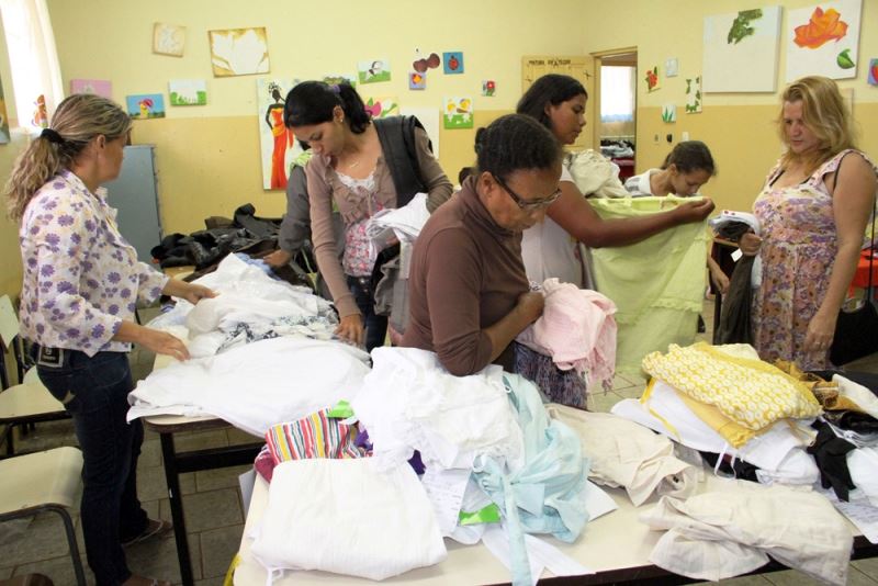 Foto: Foram oferecidas variedades de peças de roupas novas