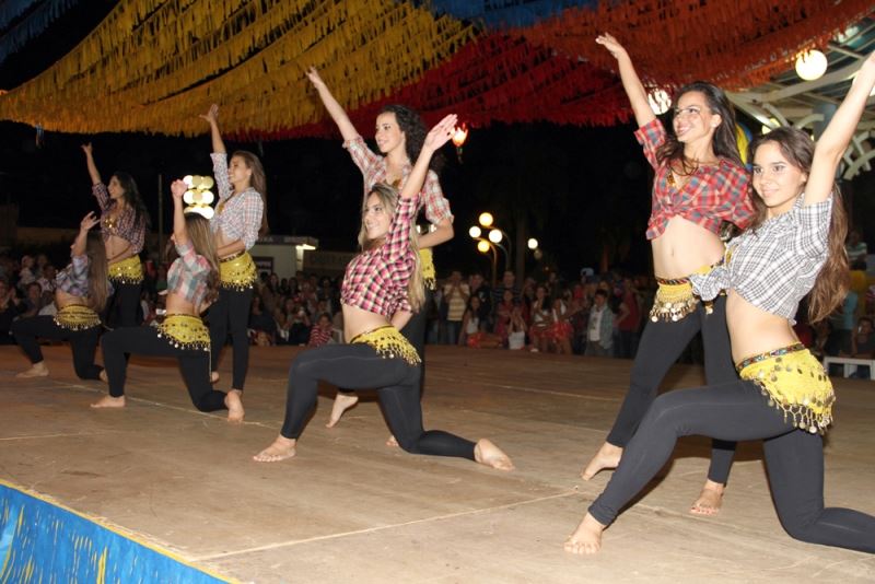 Foto: Academia FIU FLUT de ISA - Apresentação: Vanerão estilizado ( Dança do Ventre)