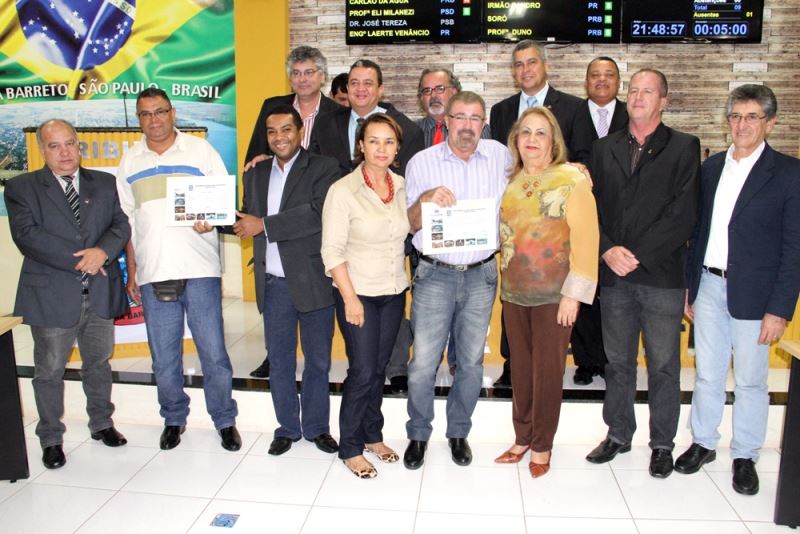 Foto: Vereadores e os homenageados na Sessão da última segunda-feira