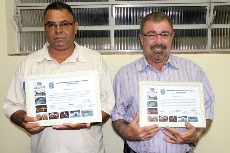 Foto: Direita pra esquerda: Secretário Municipal Eng.º Marco Antônio Machado e o Assessor Aguinaldo Soares Nogueira, homenageados pelos vereadores