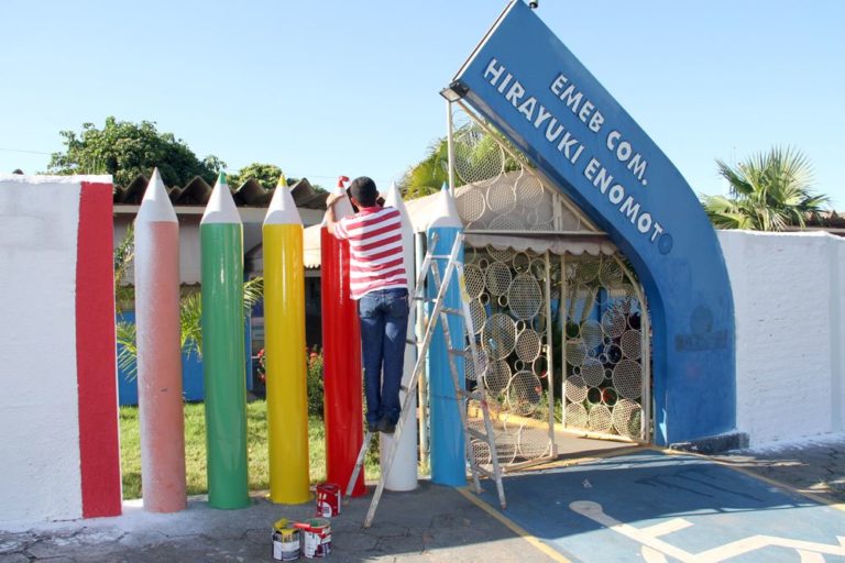 Foto: Unidade escolar recebendo nova pintura