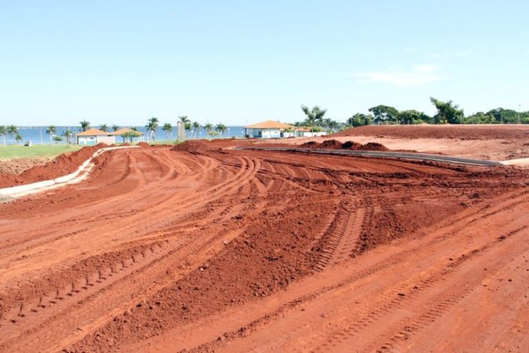 Foto: Construção de guias e sarjetas no espaço multiuso