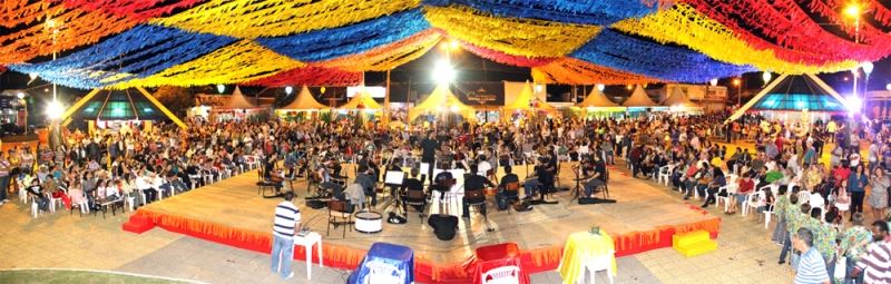 Foto Vista parcial do publico que prestigiou a segunda-noite do Juninao