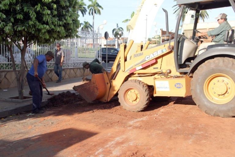 Limpeza da tubulação de águas pluviais na Rua Fauzi Kassim
